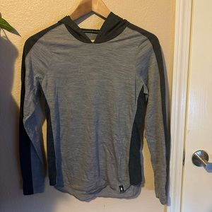 5/$15 Adorable Smartwool Merino 150 hooded light weight long sleeve top